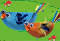 Kip en kuiken knutselen van een wegwerpbord Kip en kuiken knutselen van een wegwerpbord