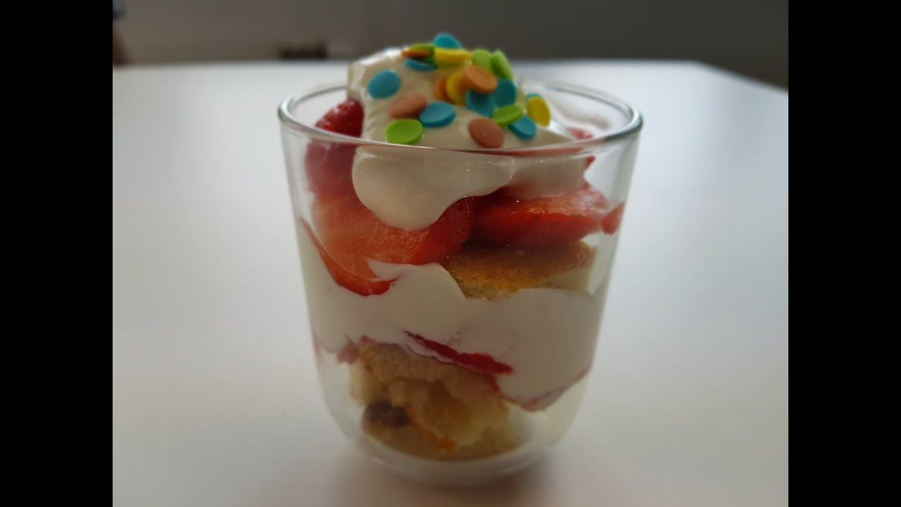 Eierkoek met aardbei en yoghurt 1 Eierkoek met aardbei en yoghurt 1